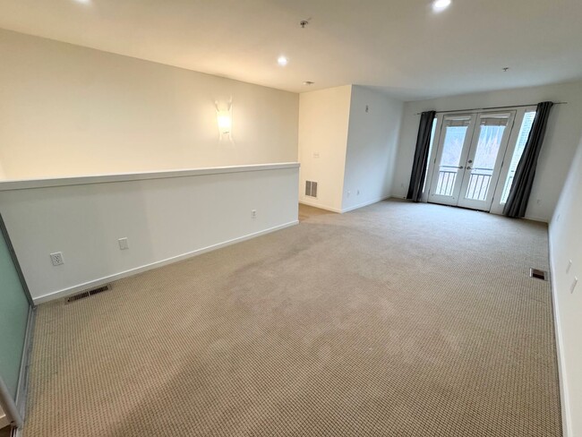 Building Photo - Rare Townhome 2 bed 2 bath in Heart of Bellevue Downtown