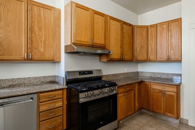 Building Photo - LARGE Full Floor 4BR/2BA. In-Unit Laundry, New Stainless Appliances!