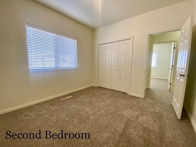 Building Photo - SPACIOUS HOME FOR RENT!
