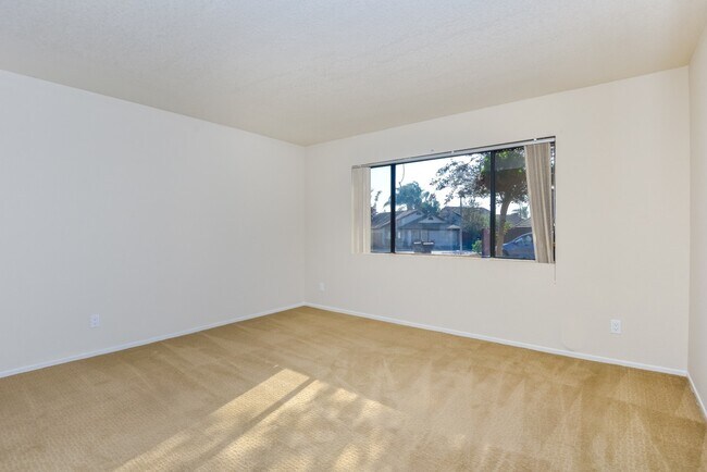 Building Photo - Remodeled Home in Cimarron with Amazing Vi...