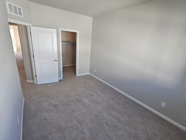 Building Photo - Modern Townhouse with Breathtaking Views – Prime Location!