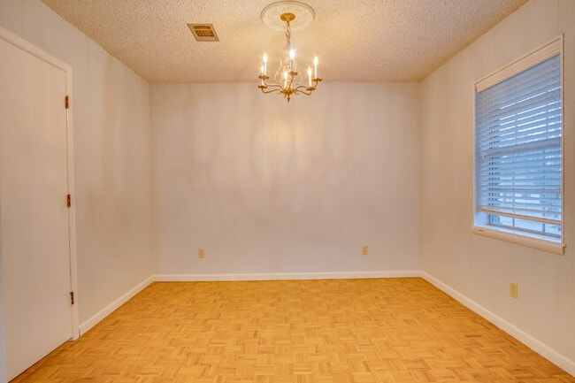 Building Photo - Beautiful 3BR Home in North Hill – Special: ½ Off Deposit for Active-Duty Military!