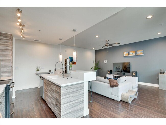 Building Photo - 604 N Bluff Dr