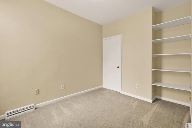 Building Photo - 650 E Street NE Unit A