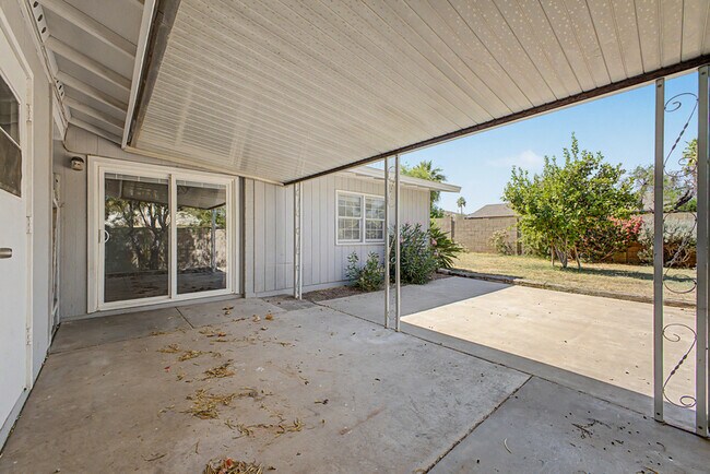 Building Photo - 2822 E Willow Ave