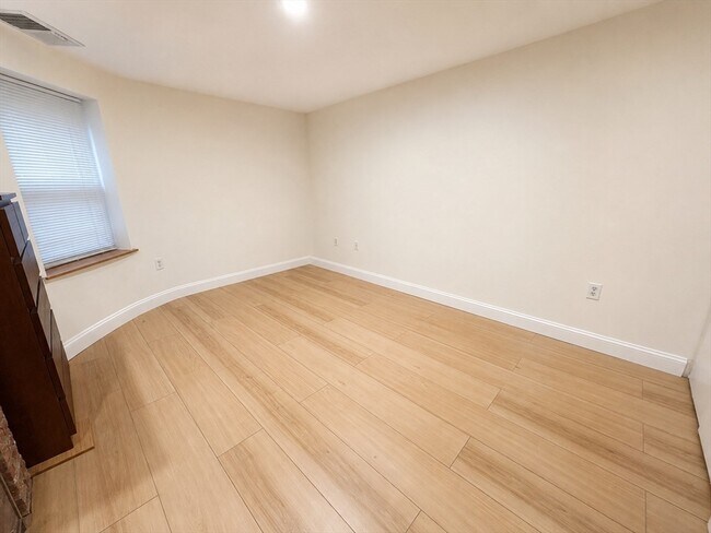 Building Photo - 84 Gainsborough St