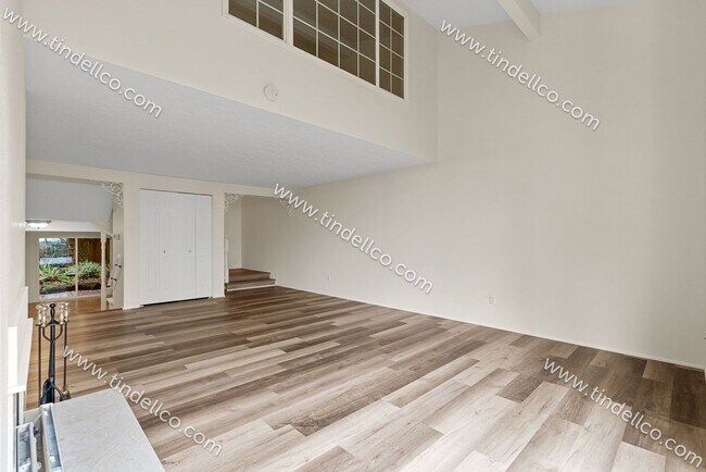Building Photo - Updated, Spacious 2 Bedroom, Pet Friendly ...