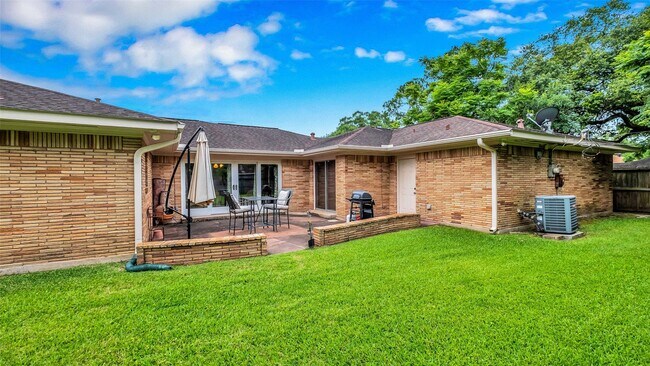 Building Photo - 7919 Montglen Dr