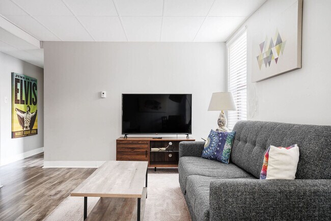 Building Photo - 615 N East St