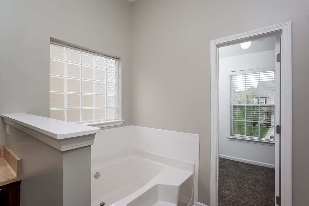 Building Photo - 2420 Valley Creek Dr