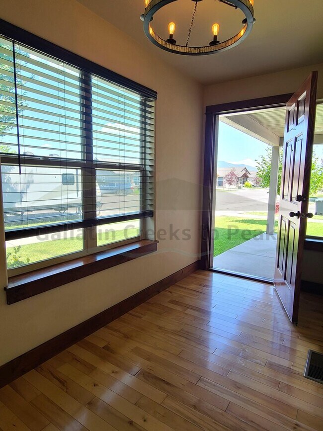 Building Photo - 895 Longbow Ln