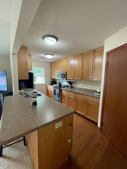 Building Photo - 2401 Oxford Dr SE