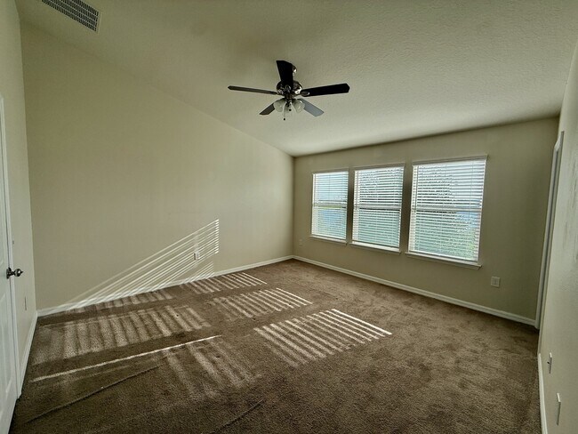 Building Photo - 3977 Plainview Dr