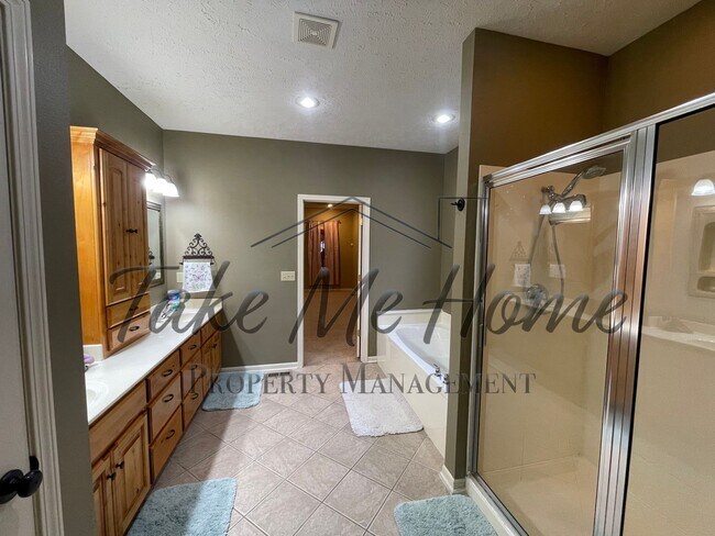 Building Photo - 4 Bedroom Home in Kickapoo District!