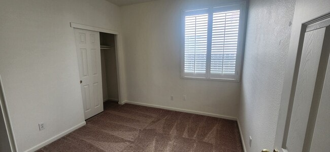 Building Photo - 4 Bedroom 2 Bathroom Home in Elk Grove