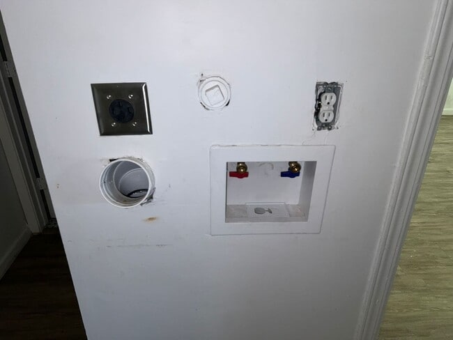 Building Photo - For Rent: Charming 1 Bed / 1 Bath Duplex w...