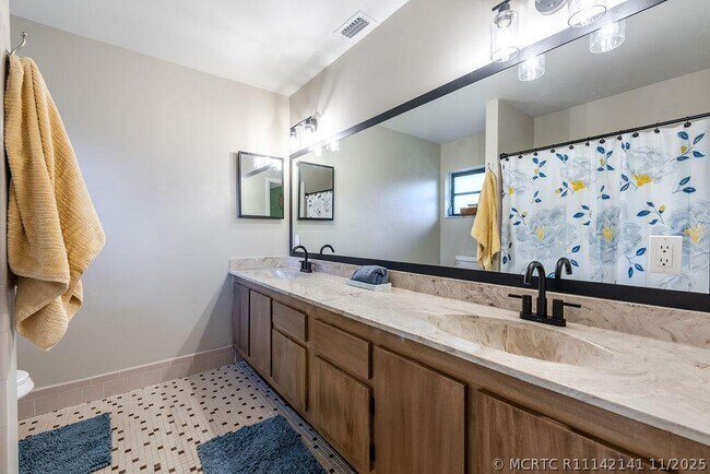 Building Photo - 4143 Palm Forest Dr N