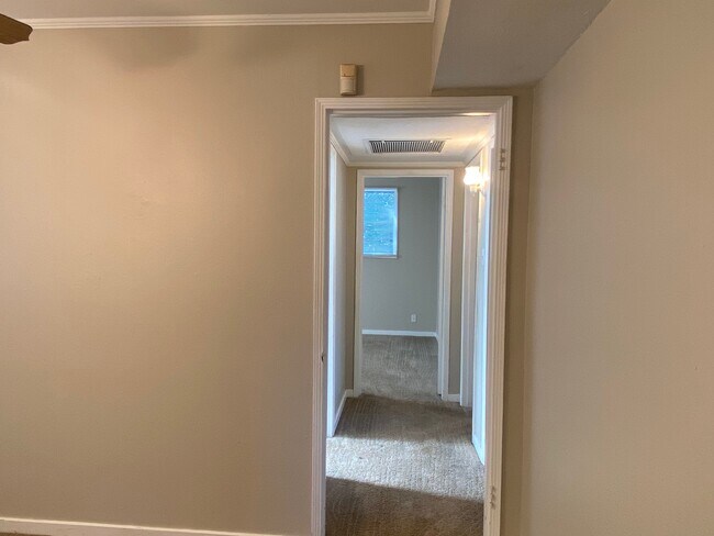 Building Photo - 4001 Sunnyvale Ln S