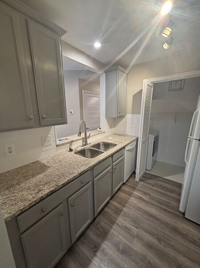 Building Photo - Ground floor 2 bed condo with no neighbors above or below
