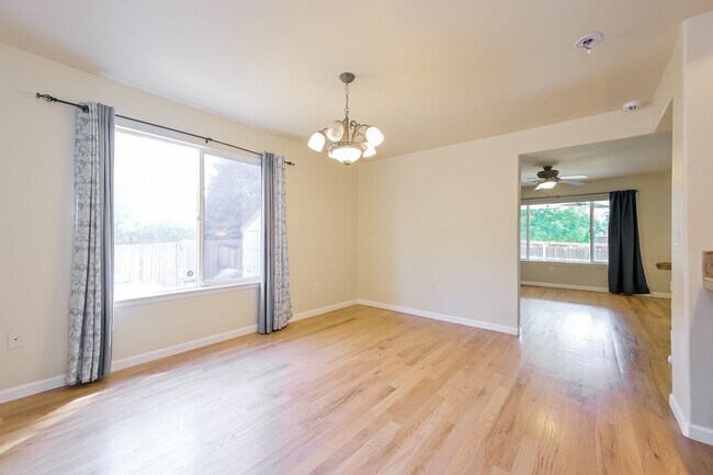 Building Photo - Spacious 4 Bed/ 3.5 Bath Home with Finishe...
