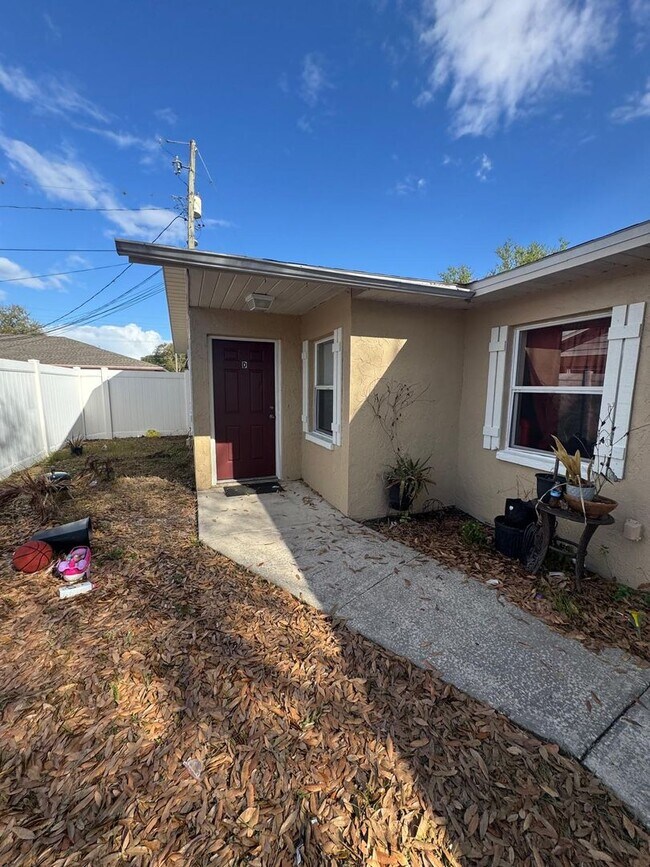Building Photo - One Bedroom Apartment