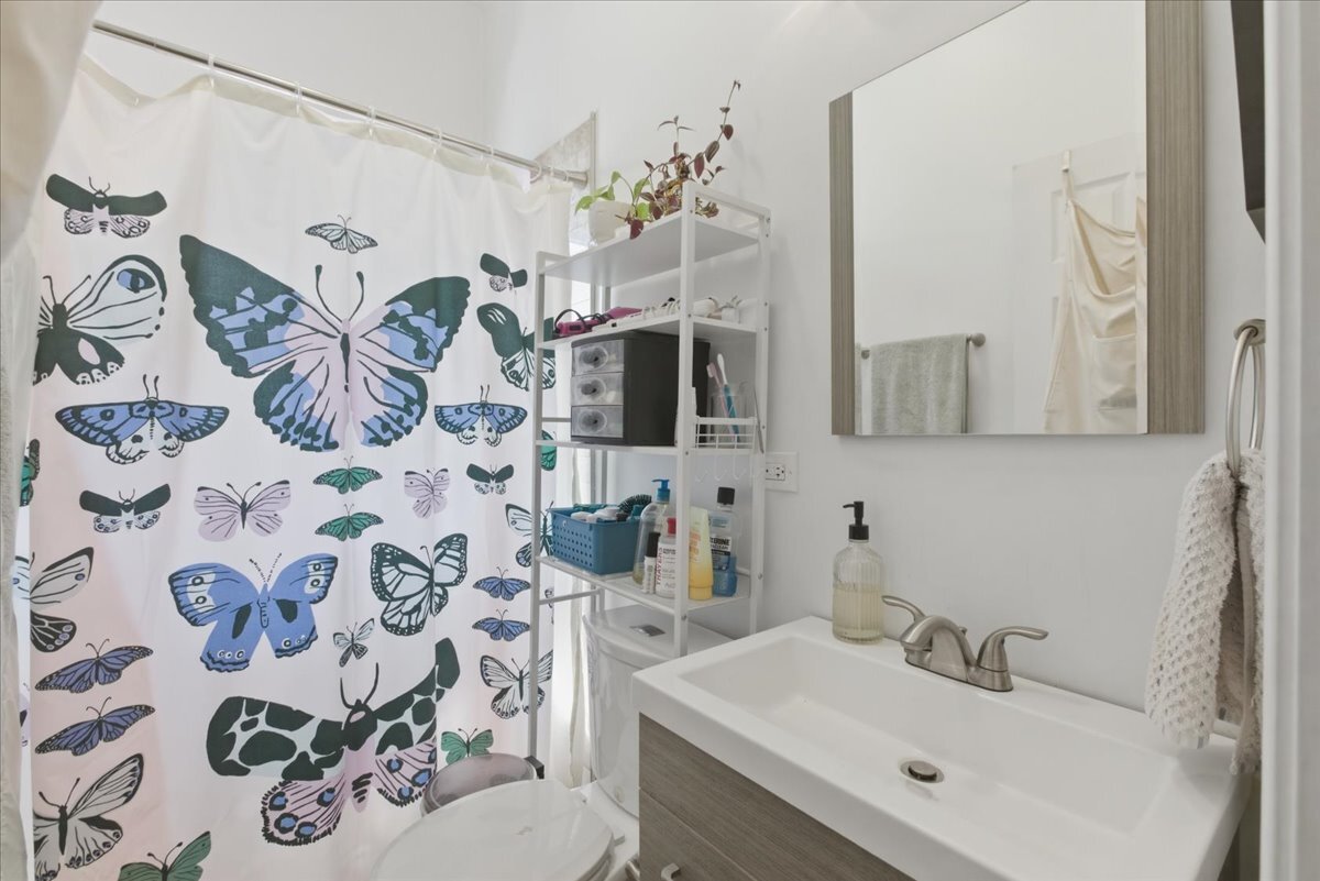 Building Photo - 1654 W Cortland St