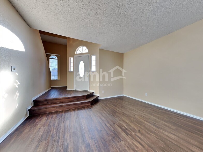 Building Photo - 2101 Flamingo Dr