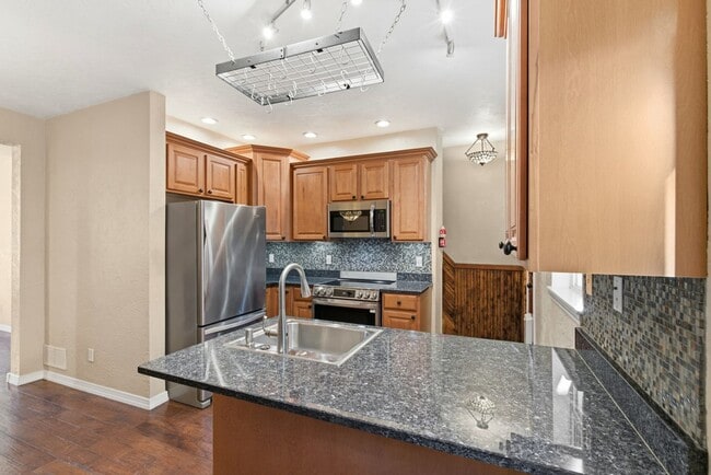 Building Photo - Charming 3 Bedroom/4 Bathroom Detached Home Located In The South Side Flats.  Available Immediately.