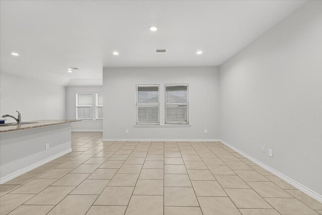 Building Photo - 3909 Shiva Dr