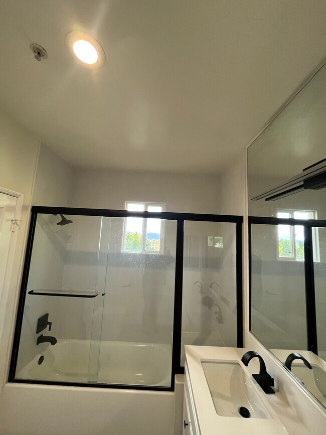 Building Photo - 5260 Premiere Hls Dr