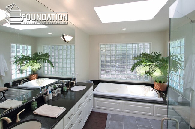 Building Photo - 133 Tiburon Blvd