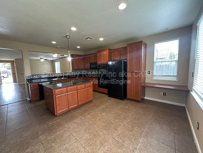 Building Photo - 2568 Tapestry St