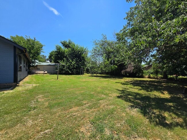 Building Photo - 617 N Bonita Ave
