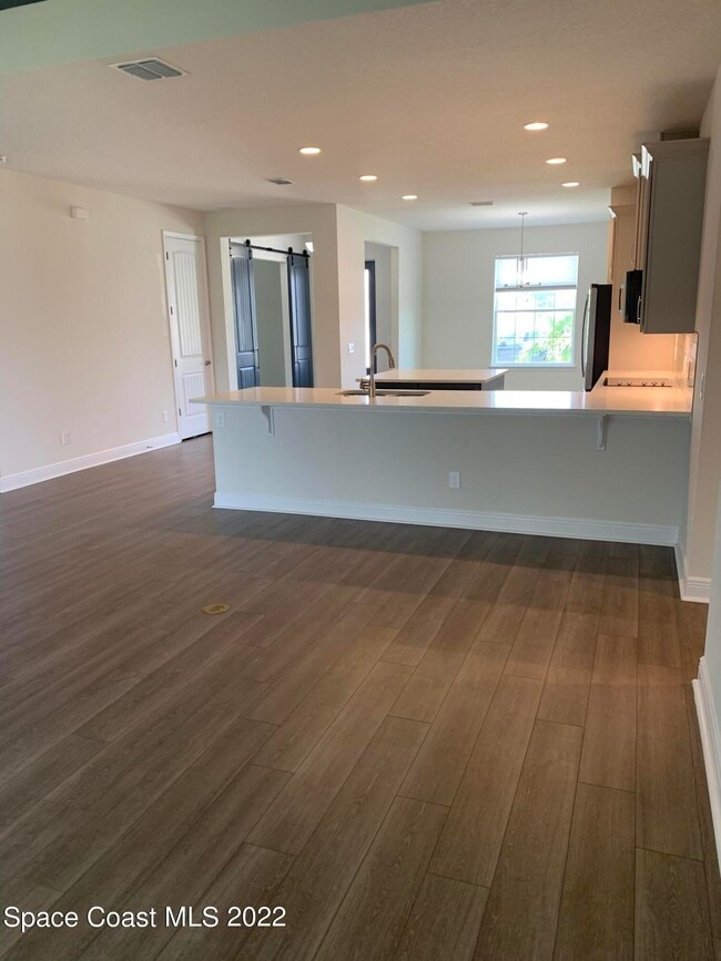 Building Photo - 1893 Killian Dr