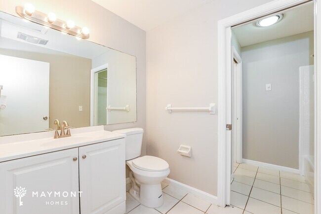 Building Photo - 5536 Kingswood Dr