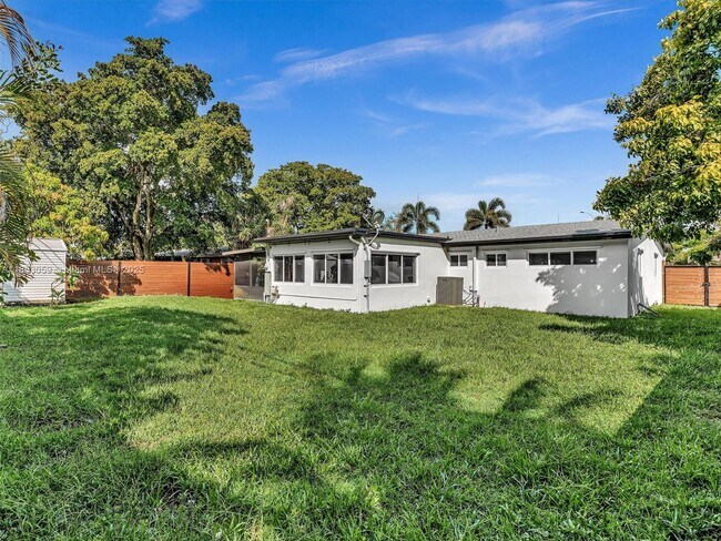 Building Photo - 2048 SW 37th Ave