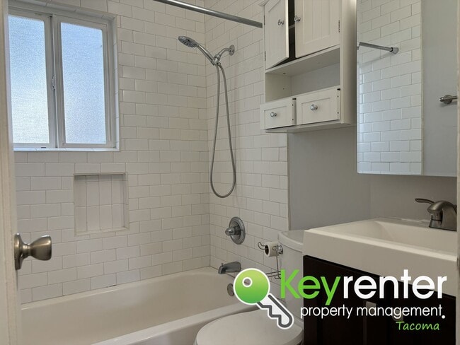 Building Photo - Charming Newly Remodeled Home