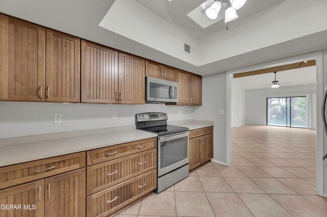 Building Photo - 620 Lakeway Dr