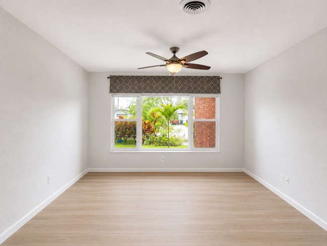 Building Photo - "Spacious & Renovated 4-Bed Oasis with Pool in Boca Raton - 2136 Sq Ft of Elegance!"