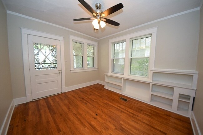 Building Photo - Adorable updated 2 bath, 1 bed home near R...