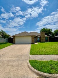 Building Photo - 3205 Hillcrest Dr