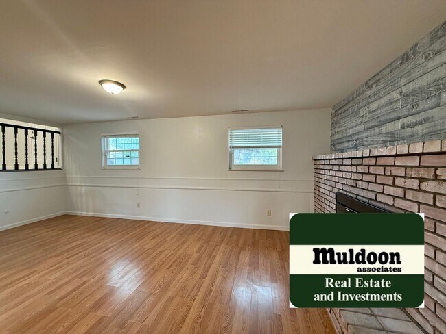 Building Photo - 3 Bedroom Tri Level with Spacious Yard 80918