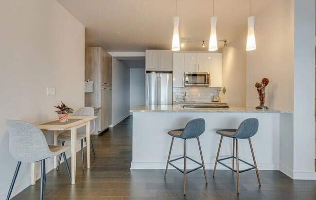 Building Photo - Highrise Condo in the Heart of Music City!