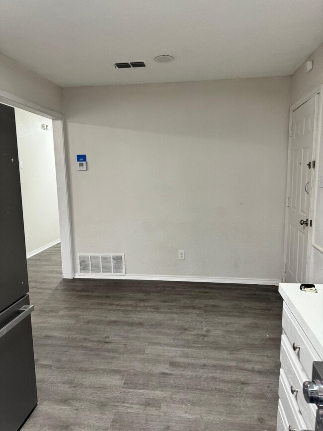 Building Photo - 4411-2 Kemper St