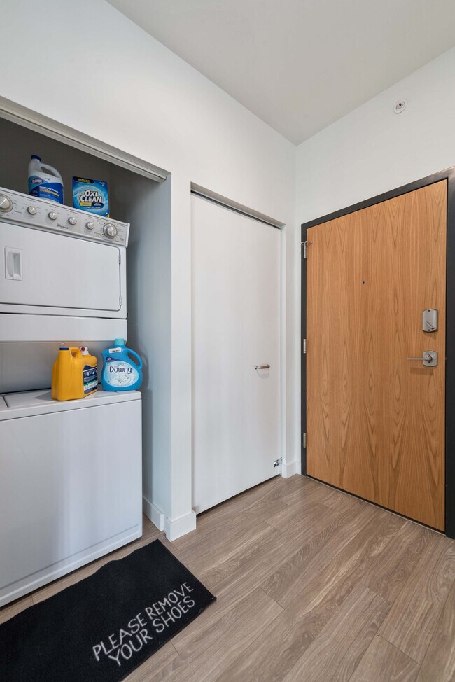 Building Photo - 823 N Clark St