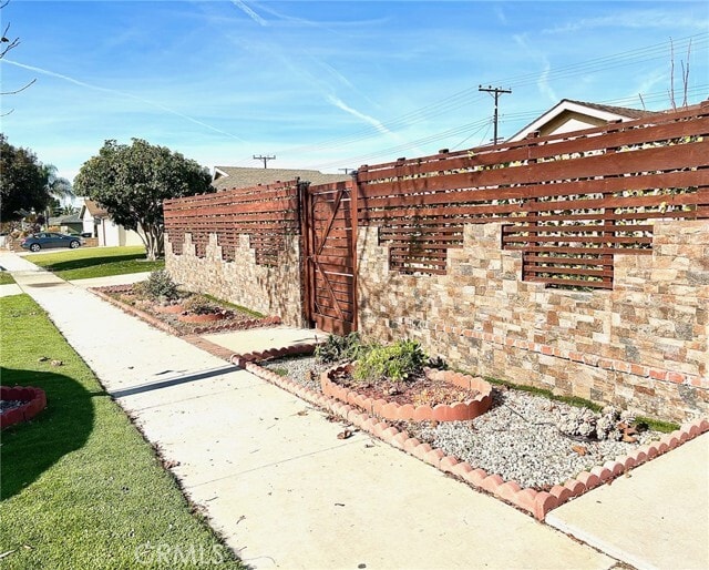 Building Photo - 6131 Glenwood Dr