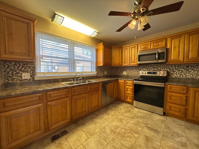 Building Photo - Charming 3BR Near MTSU & Downtown Murfreesboro