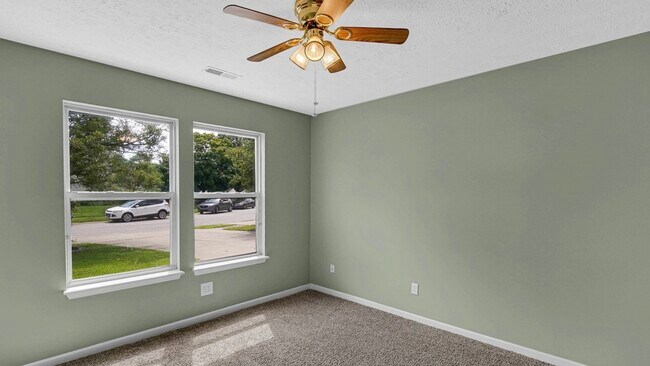 Building Photo - 4447 Connaught Dr E