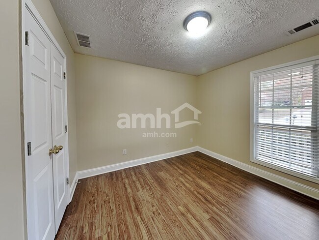 Building Photo - 2710 Meadow Gate Way