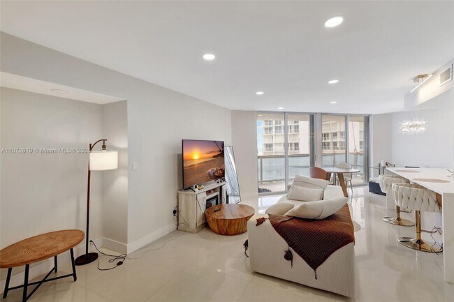 Building Photo - 16485 Collins Ave